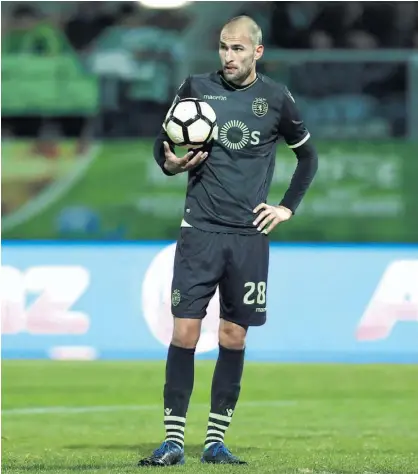  ??  ?? Holandês levou a bola do jogo com o Tondela para casa, honra de quem marca quatro golos numa partida