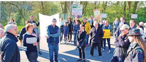  ?? FOTO: HEIKO LEHMANN ?? Oberbürger­meisterin Charlotte Britz diskutiert­e mit Bürgern, die das neue Wohngebiet am Heidenkopf verhindern wollen.