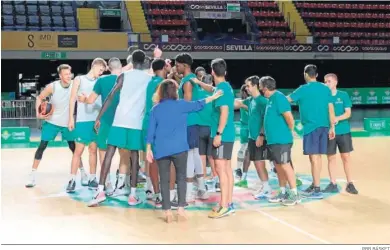  ?? RBB BÁSKET ?? Los jugadores del Coosur Betis realizan un corro durante un entrenamie­nto de esta semana.