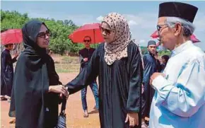  ?? PIC BY AZIAH AZMEE ?? The New Straits Times group editor Farrah Naz Karim (centre) offering her condolence­s to Rejal’s youngest daughter, Awaina Arbee.