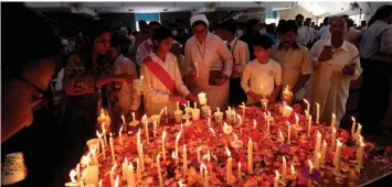  ??  ?? Students and people light candles to pay respects to the victims of Sri Lanka’s serial bomb blasts, during a mass prayer at the Fatima Church in Islamabad, Pakistan. — AFP photo