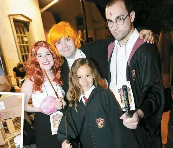  ??  ?? Katarina Nikulin, 10 ans, était entourée d’employés de la librairie Barbar tous costumés en personnage des livres. Ci-contre, David Byers attendait minuit pour ouvrir les boîtes contenant le dernier Harry Potter.