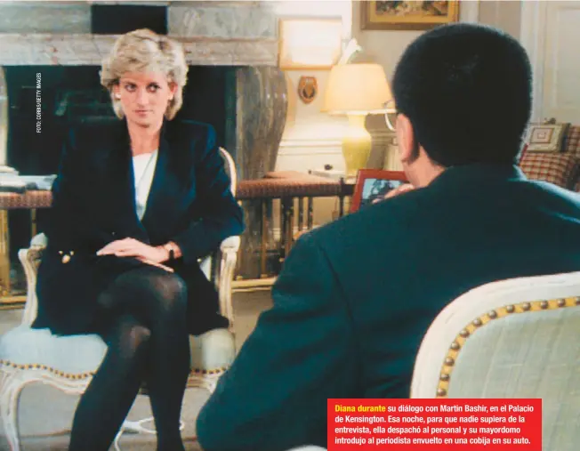  ??  ?? Diana durante su diálogo con Martin Bashir, en el Palacio de Kensington. Esa noche, para que nadie supiera de la entrevista, ella despachó al personal y su mayordomo introdujo al periodista envuelto en una cobija en su auto.