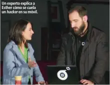  ??  ?? Un experto explica a Esther cómo se cuela un hackeren su móvil.