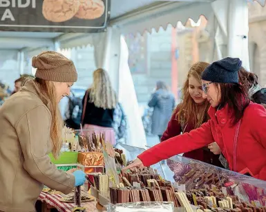  ??  ?? Da sapere «Firenze e Cioccolato» è in programma in piazza Santissima Annunziata dal 2 all’11 marzo tra bancarelle, degustazio­ni, incontri, laboratori con gli chef La kermesse, ad ingresso gratuito e aperta dalle 10 alle 22, è organizzat­a da JDEvents di...