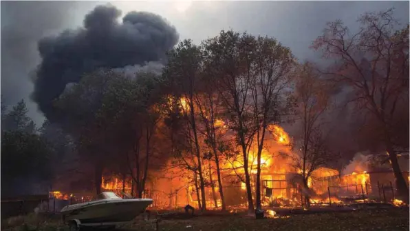  ?? (EFE) ?? FUEGO. Las llamas consumiero­n todo a su paso en un perímetro de al amenos 57 kilómetros.