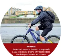  ??  ?? A Firenze
I ristorator­i hanno protestato consegnand­o 1.500 chiavi delle proprie attività al sindaco Nardella per chiedere anche linee guida per la ripartenza