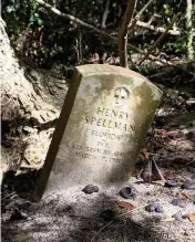  ?? LAWREN SIMMONS Fresh Take Florida ?? The headstone of Henry Spellman.