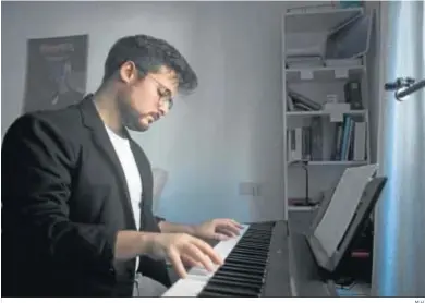  ?? M.H. ?? Nazario Guerrero tocando en piano en su casa.