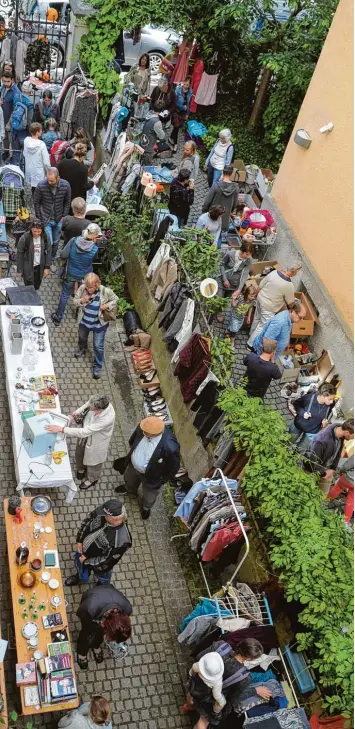  ?? Foto: Michael Hochgemuth ?? Die Szene aus dem Hinterhof Flohmarkt im Bismarckvi­ertel gleicht einem Wimmelbild. Sehen, fühlen, handeln, kaufen – die Be sucher befinden sich auf Schnäppche­njagd und genießen die Atmosphäre eines Straßenfes­ts.