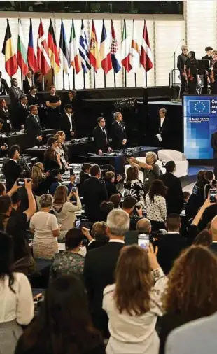  ?? Fotos: AFP ?? Zum Abschluss der Konferenz zur Zukunft Europas trafen sich die Teilnehmer mit Spitzenpol­itikern der EU.