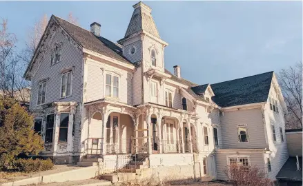  ?? TIM CARTER/TNS ?? Are you thinking of renovating an old house like this one in New Hampshire? A good checklist will help you through the process.