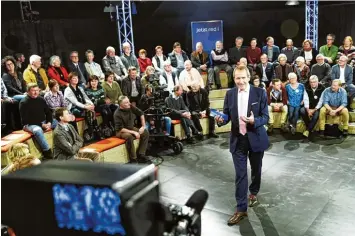  ?? Foto: Andreas Brücken ?? Noch ein paar auflockern­de Worte, bevor die Sendung beginnt: Moderator Tilmann Schöberl führte in der Seehalle Pfuhl durch „Jetzt red i“.