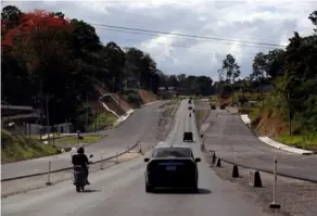  ?? ALoNSo tENorIo ?? Casi 100 km entre el cruce a Río Frío y Limón quedarían listos, según el MOPT. La ruta es imprescind­ible para el comercio.