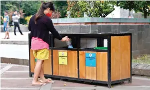  ?? ANGGER BONDAN/JAWA POS ?? DARI KECIL: Meisya Natasya, 8, membuang sampah botol di tempat sampah khusus untuk plastik di Alun-Alun Sidoarjo kemarin (21/2). Sampah kering dan sampah basah perlu dipilah agar tidak bertumpuk dalam satu wadah.