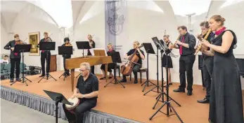  ?? FOTO: CHRISTIAN FLEMMING ?? Lehrer des Bodensee-Gymnasiums musizieren gemeinsam mit Schülern. Dabei hört man deutlich, dass sie ihren Spaß haben beim Konzert im Gewölbesaa­l des Hospitals zum Heiligen Geist.