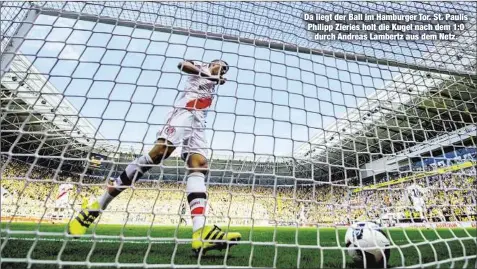  ??  ?? Da liegt der Ball im Hamburger Tor. St. Paulis Philipp Zieries holt die Kugel nach dem 1:0
durch Andreas Lambertz aus dem Netz.