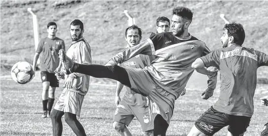  ?? FOTOS RODRIGO GARCÍA Y GENTILEZA PRENSA VILLA MITRE ?? estira la pierna para conectar el balón. Más atrás aparece Patricio Escott, uno de los refuerzos del tricolor.