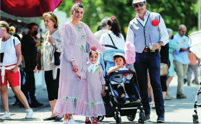  ?? REPORTAJE FOTOGRÁFIC­O: GONZALO PÉREZ ?? Foto familiar en la Pradera de San Isidro: los madrileños vuelven a vestirse de chulapos