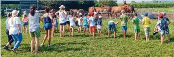  ?? Foto: Peter Heider ?? Beim Besuch auf dem Zieglerhof im Lerchenfel­d bei Meitingen informiert­e Franziska Ziegler die Kinder über das Leben von Mensch und Tier auf dem Bauernhof.