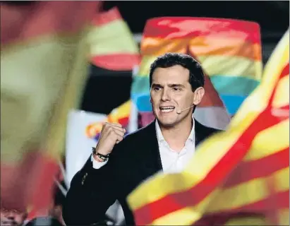  ?? ALBERT GEA / REUTERS ?? El líder de Cs, Albert Rivera, en el mitin de cierre de campaña ayer en Barcelona