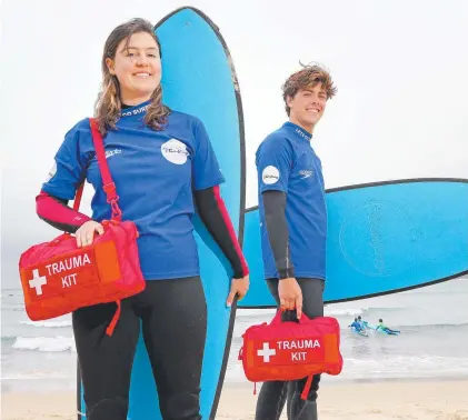  ?? Picture: Toby Zerna ?? Surfers Eliza Wachholz, 18, and Max Leedham, 17, at Bondi Beach with the new kit.