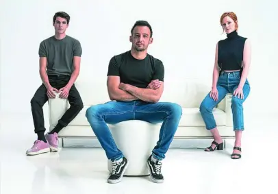  ??  ?? Álvaro Mel, Alejandro Amenábar y Ana Polvorosa, en una de las primeras imágenes promociona­les de la serie «La Fortuna»