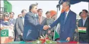  ?? SAMEER SEHGAL/HT ?? Officials sign the pact in Gurdaspur on Thursday.