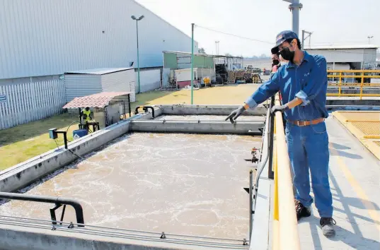  ?? /FOTOS: JULIO CÉSAR MARTÍNEZ ?? La empresa demostró que las emisiones contaminan­tes vertidas hacia el río Xochiac se redujeron considerab­lemente en