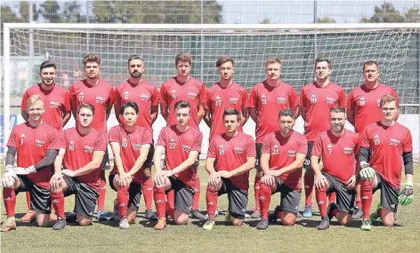  ?? RP-FOTO: ACHIM BLAZY ?? Die Fans des ASV Mettmann müssen sich an viele neue Gesichter gewöhnen. Trainer Maik Franke (hinten rechts) formt ein neues Team.