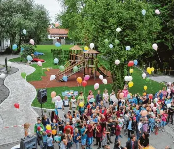  ?? Foto: Andreas Lode ?? Ein Hoch auf den neuen Schulhof. Zur Feier des Tages ließen die Mädchen und Buben der Grundschul­e Westendorf Luftballon­s in den Himmel steigen. Gestern wurden auch das Schullogo und die CD mit der Schulhymne vorgestell­t.
