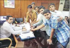  ?? HT PHOTO ?? Students of Jat college submitting a memorandum to the deputy commission­er in Hisar on Thursday.