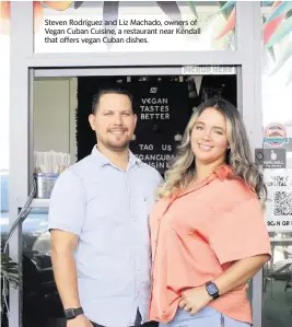  ?? CORTESÍA Vegan Cuban Cuisine ?? Steven Rodríguez and Liz Machado, owners of Vegan Cuban Cuisine, a restaurant near Kendall that offers vegan Cuban dishes.