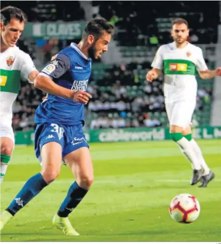  ?? LOF ?? Andrés Martín protege el balón ante el franjiverd­e Tekio, con Gonzalo Verdú al fondo.