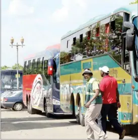  ??  ?? Unlike the local inter-city buses which are increasing fares, South African bound buses have maintained the usual fares despite the increase in the number of travellers during the festive season