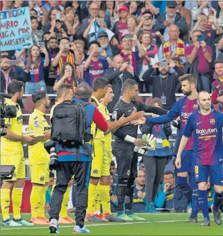  ??  ?? UN BUEN DETALLE. Tal y como anunció Calleja, técnico del Villarreal, el conjunto amarillo homenajeó al Barça con el pasillo