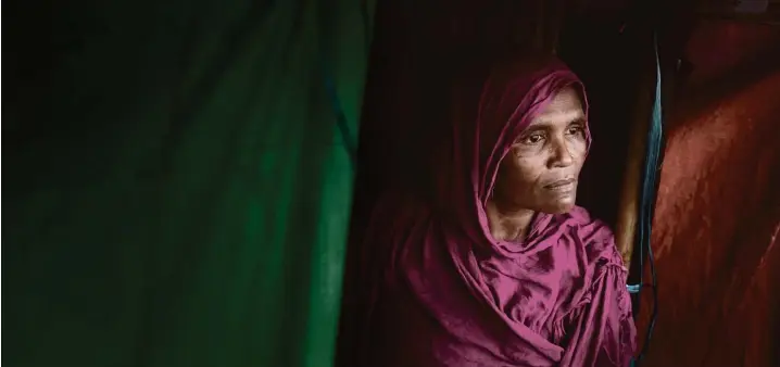  ?? Fotos: Daniel Pilar ?? Sie hat ihren Mann verloren, ihr Haus, ihr bisheriges Leben: Noor Begum ist aus Myanmar nach Bangladesc­h geflüchtet. Sie lebt jetzt im Nayapara Camp in der Region Cox’s Bazar – in einem Verschlag aus Planen, Tüchern und Bambusstöc­ken.