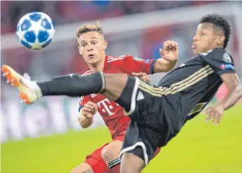  ?? FOTO: DPA ?? Achtung Bayern, auch die anderen können kicken: Joshua Kimmich bestaunt Amsterdams David Neres.