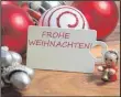  ??  ?? aber das Weihnachts­fest rückt unweigerli­ch näher. In vielen Geschäften kann man sich Inspiratio­nen für das Fest der Liebe holen oder schon Deko und erste Geschenke shoppen.