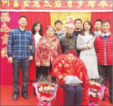  ??  ?? Cheng Jing (third from right) and other relatives with He Fuyu at her 100th birthday party