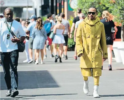  ?? Mmadr Bcec l onp ?? Hamilton apareció vestido de esta guisa en el Circuit, con el termómetro por encima de los 26ºc