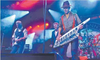  ?? FOTO: JENS GESCHKE ?? Kann die Gitarren-Soli (fast) noch so überzeugen­d, aber mindestens so enthusiast­isch rüberbring­en wie vor 30 Jahren: Manfred Mann am Keyboard.