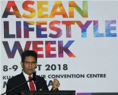  ??  ?? Mohd Shahreen is seen making his speech during the launch of the inaugural ‘Asean Lifestyle Week’. Mohd Shahreen says Matrade is continuous­ly working with entreprene­urs and local industries to overcome the impact of global and domestic economic uncertaint­ies. — Bernama photo