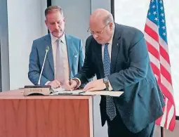  ?? FOTO: EL HERALDO ?? Los presidente­s de la AIR y SIP, Eugenio Sosa y Jorge Canahuati, respectiva­mente, durante la firma de la Declaració­n de Washington.