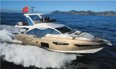  ??  ?? AZIMUT 60 FLY C’est le nouveau fer de lance d’Azimut. Dévoilée pour la première fois à Cannes, la 60 Fly a déjà séduit plus de vingt clients qui l’ont achetée sur plan. Est-ce l’effet Achille Salvagni ? Tout porte à croire que le designer italien,...