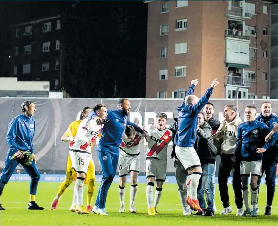  ?? ?? Los jugadores del Rayo Vallecano celebran eufóricos el triunfo con la grada de Vallecas después de acabar el partido.