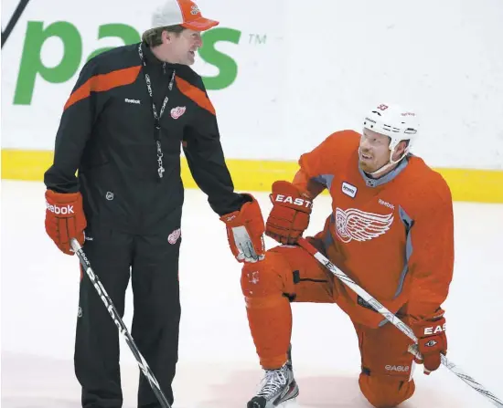  ?? PHOTO D’ARCHIVES ?? Selon Chris Chelios, Mike Babcock et Johan Franzen (ici photograph­iés en 2012 alors qu’ils étaient entraîneur et attaquant des Red Wings) avaient eu un différend alors que ce dernier était en détresse psychologi­que, souffrant d’une commotion.