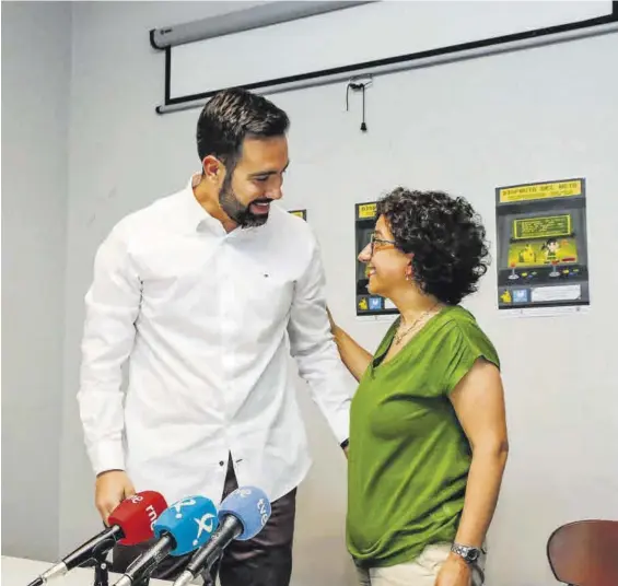  ?? SILVIA SÁNCHEZ ?? Alfonso Sánchez y Ana Álvarez, en la sala de prensa del Multiusos Ciudad de Cáceres, ayer.