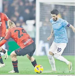  ?? ANTONIO BALASCO / AFP7 ?? Luis Alberto ante el ex sevillista Kjaer en el Lazio-Milan.