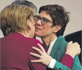  ?? AFP / ODD ANDERSEN ?? ►► Merkel felicita Kramp-Karrenbaue­r, nova líder del CDU.